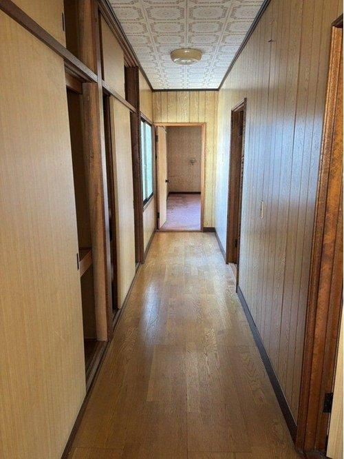 【事業用・住居用として可能性が広がる、約99.9坪のゆとりある店付住宅】の内装|奥へと続く開放的な廊下、生活空間が広がります◎