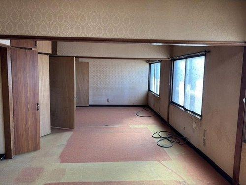 【事業用・住居用として可能性が広がる、約99.9坪のゆとりある店付住宅】の洋室|空気の入れ替えもバッチリ！収納があります。