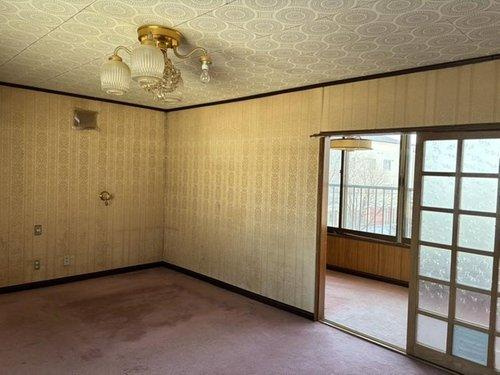 【事業用・住居用として可能性が広がる、約99.9坪のゆとりある店付住宅】の洋室|日当たり良好な部屋。リフォームで理想の空間に。