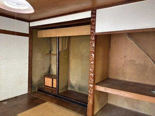 【事業用・住居用として可能性が広がる、約99.9坪のゆとりある店付住宅】のその他|趣ある床の間付きの和室。収納も充実◎