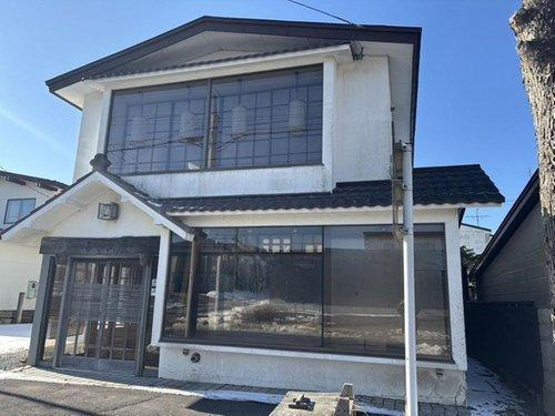 【事業用・住居用として可能性が広がる、約99.9坪のゆとりある店付住宅】の外観|店舗外装写真です。1階：お店　/　2階：宴会場。