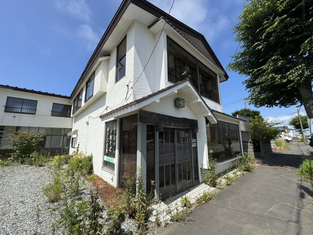 【事業用・住居用として可能性が広がる、約99.9坪のゆとりある店付住宅】の外観|店舗外装写真です。1階：お店　/　2階：宴会場。