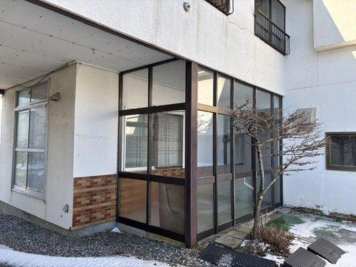 【事業用・住居用として可能性が広がる、約99.9坪のゆとりある店付住宅】の外観|住居用の玄関です。悪天候でも出入りしやすい玄関フード。