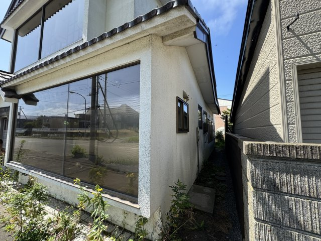 【事業用・住居用として可能性が広がる、約99.9坪のゆとりある店付住宅】の外観|隣家との間隔、採光をご確認ください。