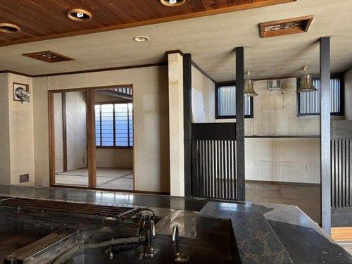 【事業用・住居用として可能性が広がる、約99.9坪のゆとりある店付住宅】の内装|輪の趣ある広々空間、多用途に！