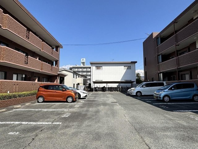 エスポワールIIの駐車場