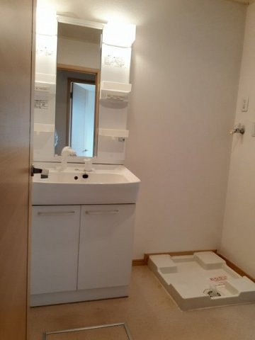 アルモニーＢの洗面所|ゆったりとスペースのある洗面所