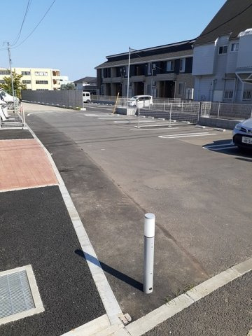 メゾンドゥシャトゥーⅡのエントランス|カースペースがあります