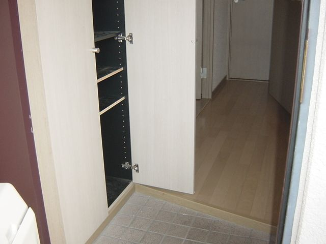 サンビレッヂⅠの玄関|明るい玄関です