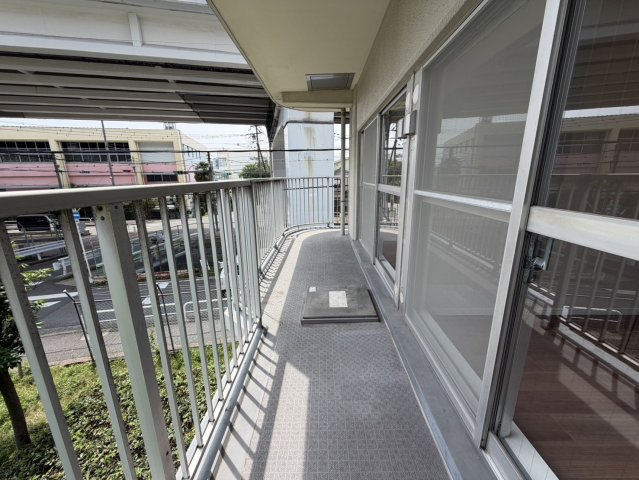 守口ハイライフB棟のバルコニー|三方角部屋引き回しバルコニー
■物件内覧・資金計画相談・住宅ローン相談、リフォーム相談、お問合せ受付中■
※当日・翌日のご内覧、ご相談はお電話でのお問合せがスムーズです！