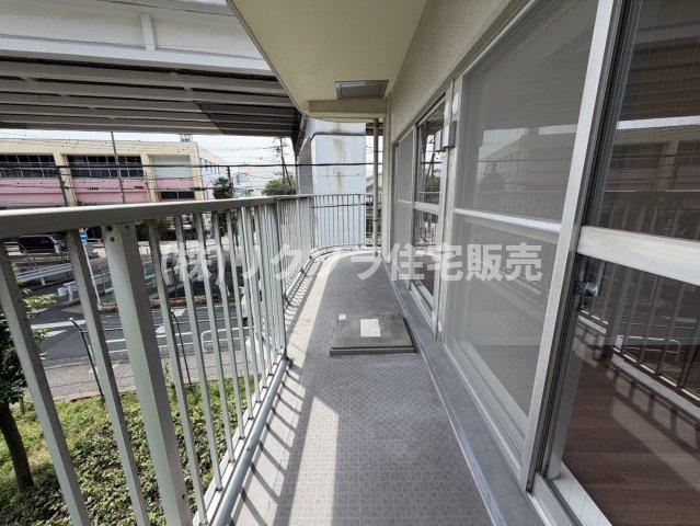 守口ハイライフB棟のバルコニー|三方角部屋引き回しバルコニー
■物件内覧・資金計画相談・住宅ローン相談、リフォーム相談、お問合せ受付中■
※当日・翌日のご内覧、ご相談はお電話でのお問合せがスムーズです！