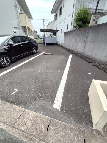 メゾンKの駐車場
