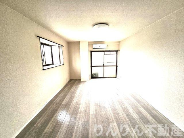 【居間・リビング】 | ヴィバ山城ハイツ | こちらの居間で趣味の時間をお楽しみください