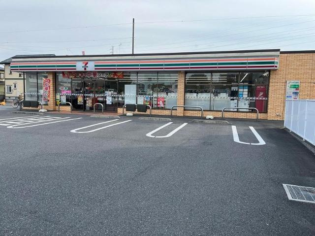セブンイレブン高坂駅西口店まで585ｍ
