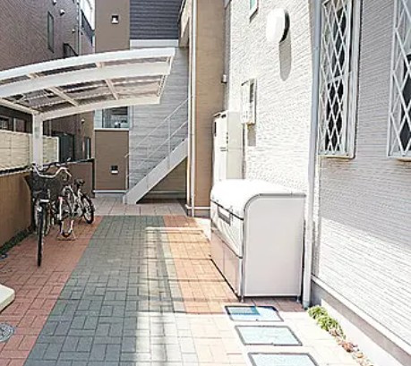 草加市谷塚町のアパートのエントランス