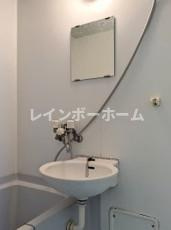 柏市根戸のアパートの洗面所|スペースが確保できる洗面所です