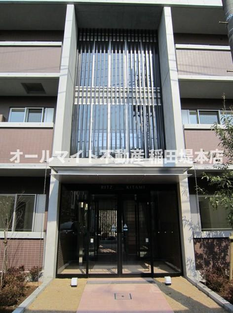 世田谷区喜多見９丁目の賃貸マンションのエントランス