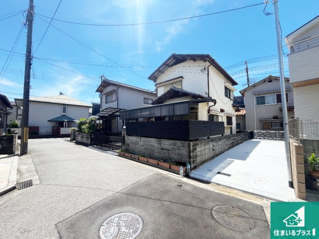 明石市二見町西二見　新築一戸建ての前面道路含む現地写真|周辺は閑静な住宅街！前面道路広々で車の出し入れも便利です。駐車が苦手な方でも安心して車庫入れできます！