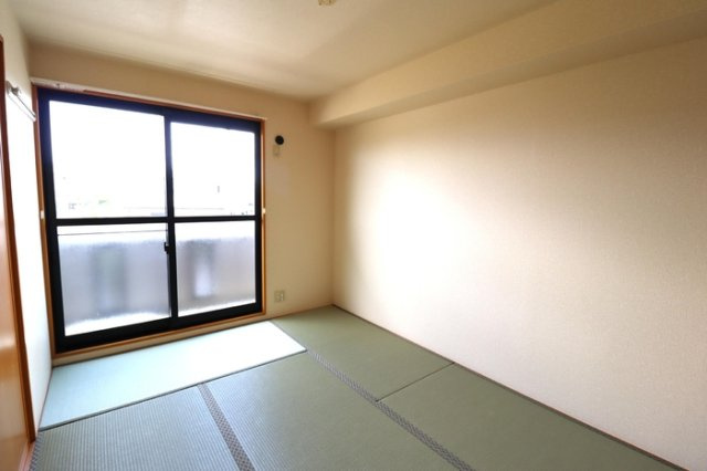 ハイツメルベーユの和室|南側和室（和室も寝転がれて良いものですよ♪）