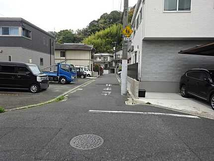 南区南大河町　中古戸建の前面道路含む現地写真