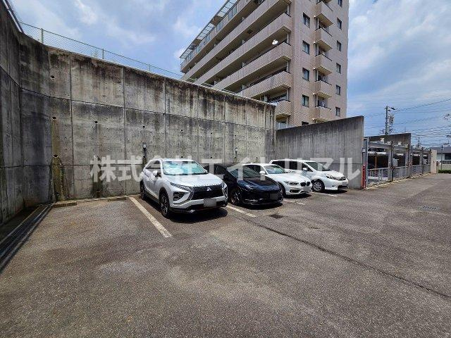 ロイヤルシャトー豊明新栄町の駐車場