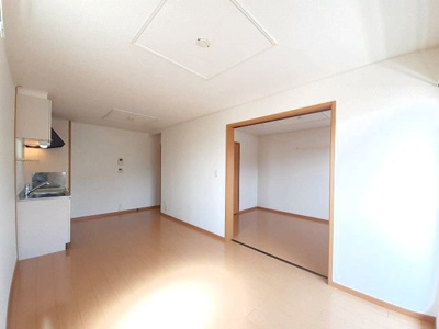 【居間・リビング】 | ソレイユ元町Ｂ | こちらの居間で趣味の時間をお楽しみください