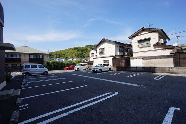 【駐車場】 | フレンテ二島Ⅱ | 車をお持ちの方に嬉しい駐車場付きの物件です
