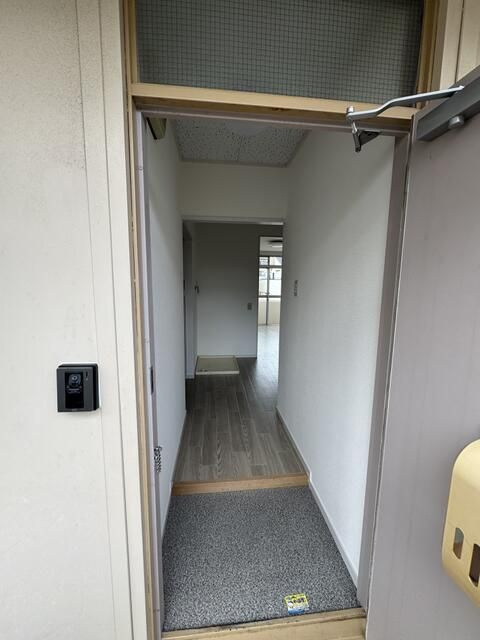 呉川町ハイツの玄関