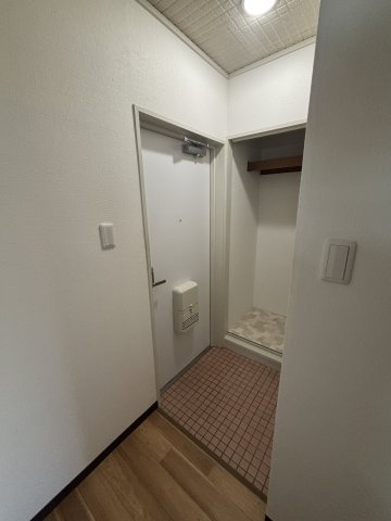 成小路ハイツの玄関
