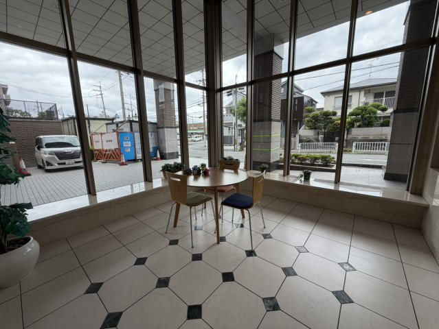 ライオンズガーデン枚方藤阪のロビー|■物件内覧・資金計画相談・住宅ローン相談、リフォーム相談、お問合せ受付中■
※当日・翌日のご内覧、ご相談はお電話でのお問合せがスムーズです！