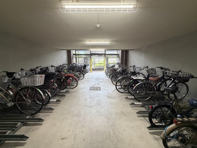 ライオンズガーデン枚方藤阪の駐輪場|■物件内覧・資金計画相談・住宅ローン相談、リフォーム相談、お問合せ受付中■
※当日・翌日のご内覧、ご相談はお電話でのお問合せがスムーズです！