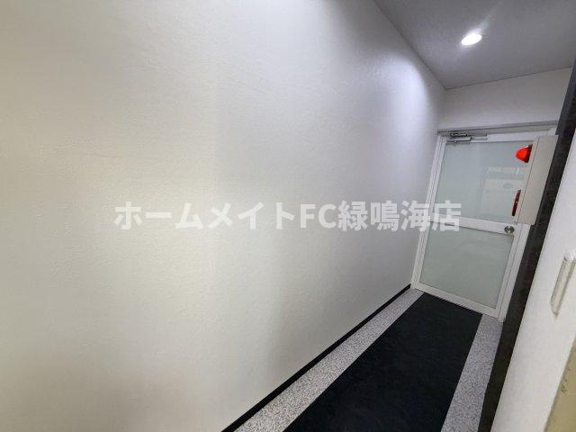 セイワSTビルのエントランス