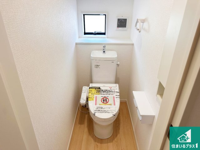 姫路市苫編　第2期　新築一戸建てのトイレ|1・2階の2ヶ所にあるので、朝の忙しい時間の順番待ちもなく、深夜の利用にも大変便利です。