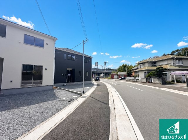 姫路市苫編　第2期　新築一戸建ての前面道路含む現地写真|周辺は閑静な住宅街！前面道路広々で車の出し入れも便利です。駐車が苦手な方でも安心して車庫入れできます！