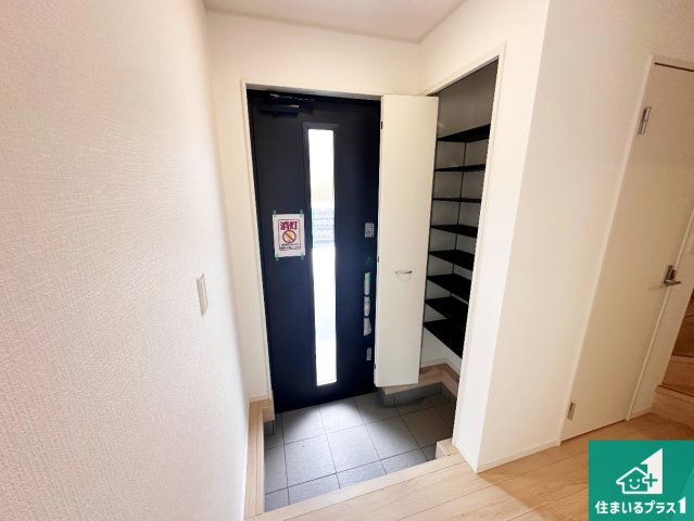 姫路市苫編　第2期　新築一戸建ての玄関|シューズボックスにはたくさんの靴が収納できるので玄関周りはいつもスッキリ！ご家族が増えても安心！