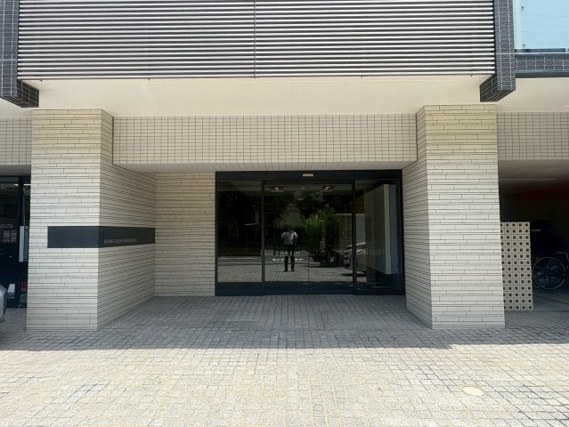 ロイヤルカーサ江坂東のエントランス