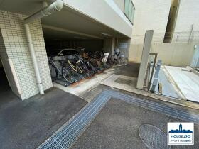 ◆プラウド川名駒方◆ペット可＆3LDK南西角住戸！の駐輪場|ラック式屋内型駐輪場