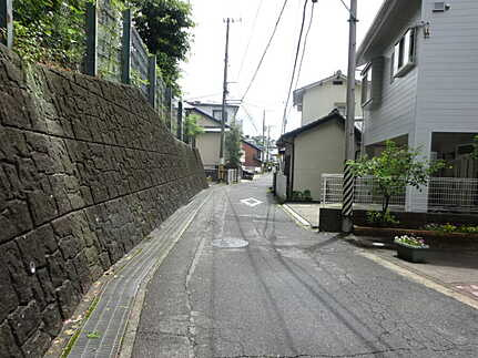 南区宇那町3階建中古戸建の前面道路含む現地写真