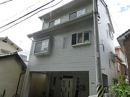 南区宇那町3階建中古戸建の前面道路含む現地写真