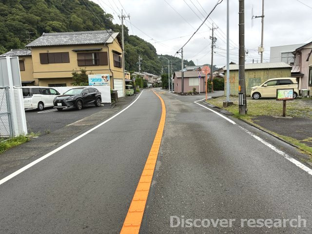 海まで徒歩2分、約283坪の広大な敷地。事業にも趣味にも、可能性が広がる大型売地。の前面道路含む現地写真