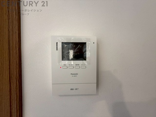 訪問者が来たときにテレビ画面で確認できるため、安心してドアを開けられます。録画機能があるものもあり、留守中に来訪者を記録しておくことができます。利便性が高く、セキュリティ面でも安心です。