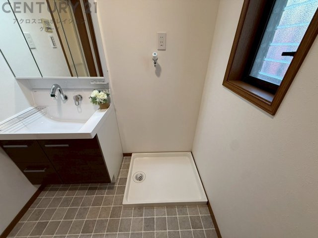 洗濯物の仕分け作業がしやすく、整理整頓が容易になります。洗濯音や湿気を他の部屋に持ち込まず、生活環境を快適に保ちます。上部を活用すれば収納スペースを確保でき洗剤や洗濯用品の整理もしやすくなります。