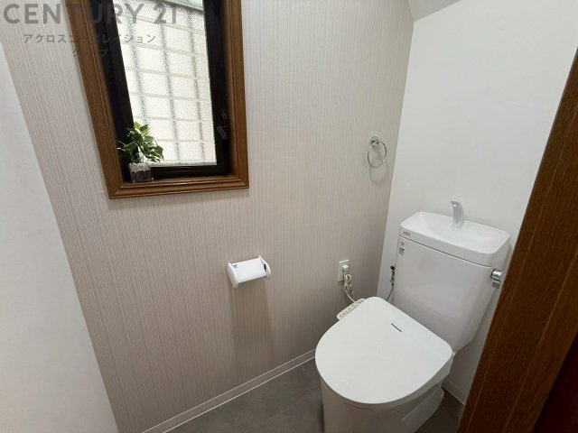 温水洗浄便座付トイレは温水洗浄機能により、暖かい水でおしりを洗浄することができ、冷たい水を使う従来の便座に比べ、温水洗浄機能で暖かいトイレを提供し、快適な使用を可能にします。