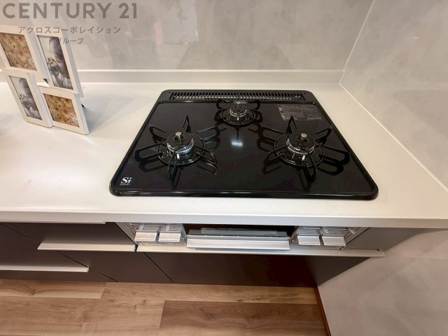 多数の調理器具を同時に使用でき、料理の効率化が可能。省エネで節約になり、様々な料理スタイルに適応できます。また、火力調整が独立しており、手入れや掃除もしやすく、今よりもっとお料理が楽しくなるかも。
