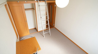 【居間・リビング】 | レオパレス諏訪森 | クローゼットの上にも更に収納スペースをご用意しております。