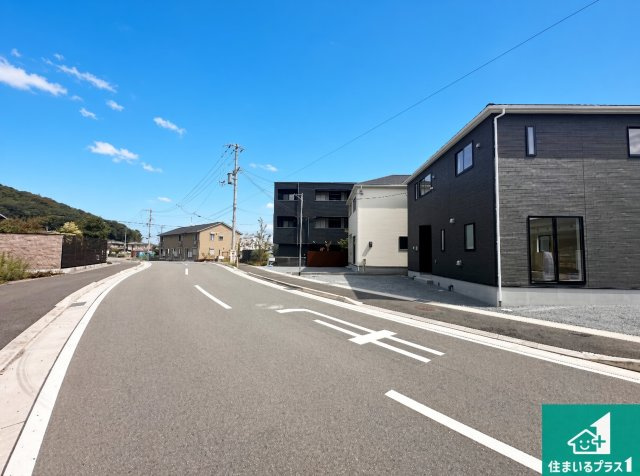 姫路市苫編　第2期　新築一戸建ての前面道路含む現地写真|周辺は閑静な住宅街！前面道路広々で車の出し入れも便利です。駐車が苦手な方でも安心して車庫入れできます！