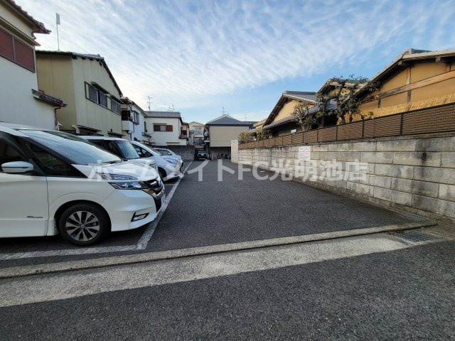 グリーンピア和泉B棟の駐車場