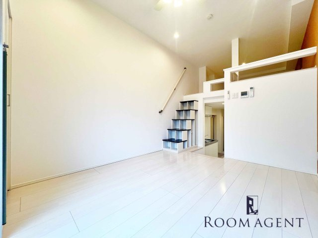 Loft11名駅西の居間・リビング