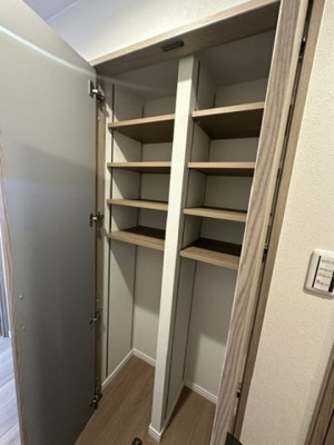 【収納】 | 吹田ロイヤルマンション | 日用品のストックや掃除道具の収納に便利な廊下収納！可動棚付きで多様なアイテムを効率よく整理できます。