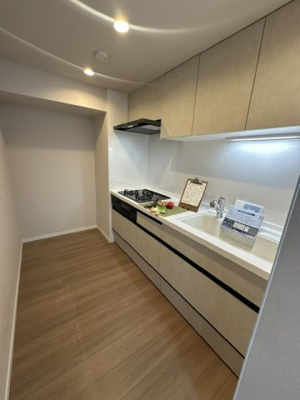 【キッチン】 | 吹田ロイヤルマンション | キッチンは料理に集中しやすい独立型タイプ！お子様や夫婦一緒にキッチンに立っても調理がしやすいゆとりある広さ。